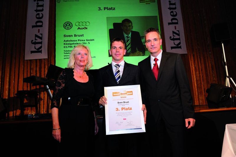 Sven Brust, Geschäftsführer des Autohauses Pirna, ist Drittplatzierter beim Junior Award. Ihm gratulieren Marion Johl, Santander Consumer Bank, und Wolfgang Michel, Chefredakteur »kfz-betrieb«. (Archiv: Vogel Business Media)