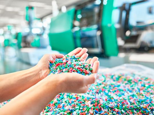 Viele fordern eine möglichst geschlossene Kreislaufwirtschaft, wenn es um Kunststoffteile geht. Doch das Spritzgießen von Kunststoffrezyklaten etwa ist nicht trivial. Ein Experte von Arburg erklärt hier warum das so ist, und was man technisch gesehen dagegen unternehmen kann ...(Bild:  Arburg)