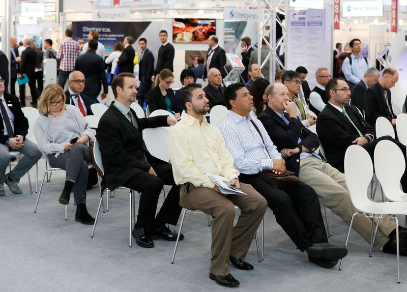 … und findet dafür viele interessierte Messebesucher als Zuhörer. (Messe Düsseldorf / ctillmann)