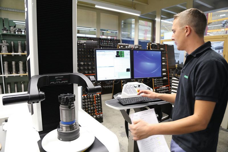 Der Messarbeitsplatz der Speroni-Maschinen ist übersichtlich. Es kann auf alle notwendigen Daten zugegriffen werden. (Bild: Matthias Böhm)