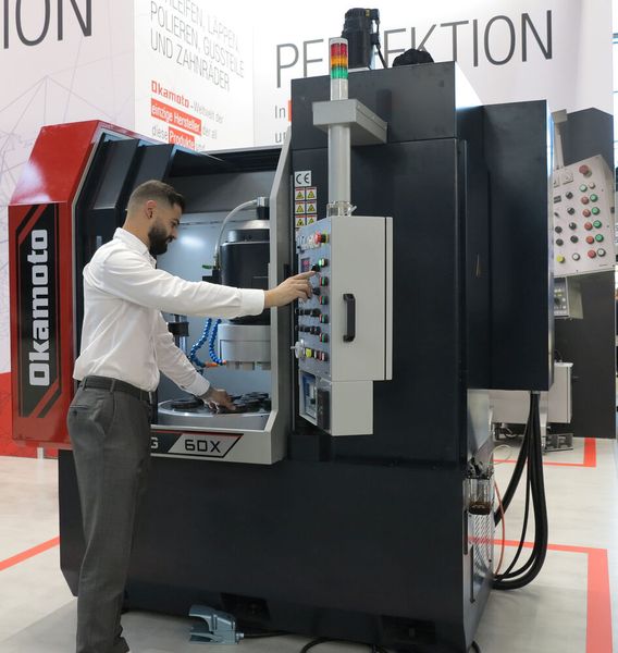 Die Okamoto-DX-Steuerung ist rein konventionell konzipiert, um die VRG-DX-Maschinen schnell, einfach und flexibel einstellen und bedienen zu können, wie es heißt. (Bild: Okamoto)