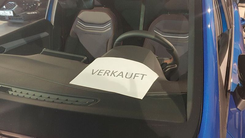 Dieses Schild legen Autohäuser gerne auf das Armaturenbrett ihrer Vorführwagen. Beim Automotive Business Award zählt außer dem Vertriebserfolg eines Betriebs vor allem dessen Vertriebs- und Unternehmensstrategie.(Bild:  Grimm – VCG)