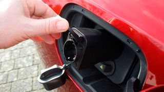 Mit einem einfacher Adapter lässt sich aus mittlerweile vielen E-Autos echter Steckdosenstrom entnehmen. (Bild: SP-X/Mario Hommen)