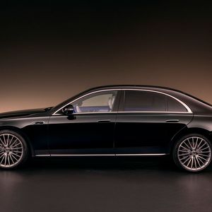 5,17 Meter Länge (mit langem Radstand sogar fast 5,50 Meter) sind eine automobile Wucht, die niemand Übersehen kann.(Bild:  Mercedes-Benz)