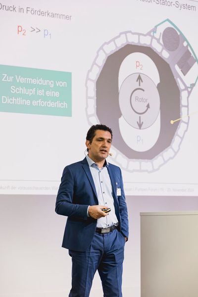 Mikael Tekneyan von Netzsch stellte ein revolutionäres Monitoring-System für die vorausschauende Wartung von Verdrängerpumpen vor. Seine Demonstration der intelligenten Algorithmen, die Pumpenmesswerte wie Druck und Statortemperatur analysieren, zeigte das enorme Potenzial für die Minimierung von Ausfallzeiten. (Bild: Stefan Bausewein)