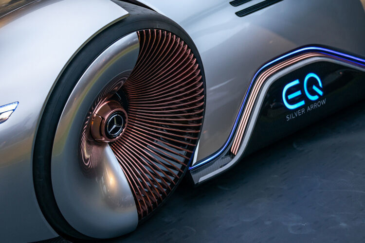 Die jeweils 168 Speichen pro Rad bestehen aus leichtem Aluminium. Die Reifen von Pirelli weisen ein Stern-Muster auf der Lauffläche auf. (Daimler)