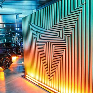 Die Cupra Garage von Held & Ströhle empfängt die Kunden in der aktuellen Cupra-CI mit Holzelementen.(Bild:  Aurel Dörner)