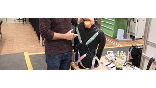 Andreas Argubi-Wollesen, LaFT: „Unterstützungselemente versteifen sich dank Pneumatik und nehmen dem Träger der Weste in bestimmten Positionen Haltearbeit ab.“ (Nikolaus Fecht/VdW)