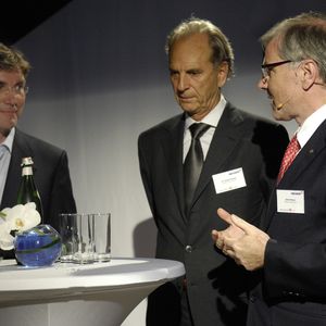 Dr. Jürgen Heraeus (Mitte), versicherte Stefan Messer (rechts) und Prof. Peter May (links), dass er trotz seiner neuen Aufgabe als Unicef-Vorsitzender, den Vorsitz des Aufsichtsrats der Messer Group Gmbh weiter ausüben wird. 