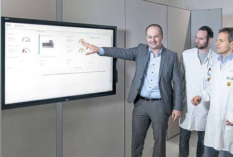 Der Produktionsleiter Joachim Schultis (links) zieht mit seinem Team schon erste Konsequenzen aus den generierten Daten der vernetzten Fabrik. (Bild: Sick)