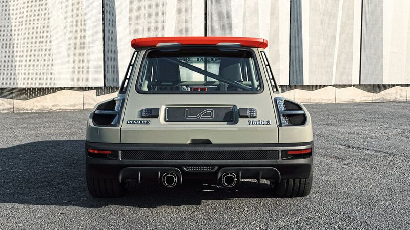 Auf der Heckklappe gibt es Bezeichnungen für Marke und Modell in Originaloptik. (Bild: Legende Automobiles)