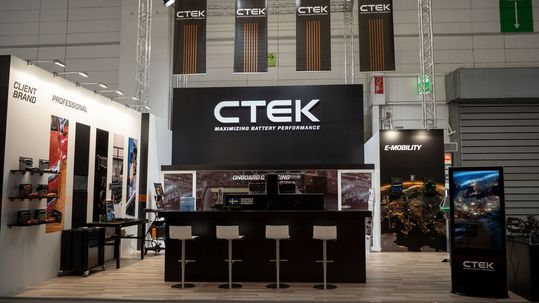 Christian Fritz, Sales Manager und Geschäftsführer der CTEK Niederlassung in Deutschland: „Die Standbesucher können sich über unsere neuen und innovativen Produkte informieren und entdecken, was unsere Produktpalette an Ladelösungen für professionelle, gewerbliche und private Anwendungen bietet – egal, ob für E-Fahrzeuge oder klassische Verbrenner."(Bild:  Ctek)