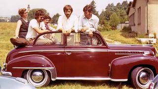 Vor 50 Jahren formierte sich die Alt-Opel IG. Mit dabei waren (v. l.) Gisela Abel, Frank Thieme, Hans-Martin Weber, Eckhart Bartels und Harro Schmidt.
 (Bild: Alt-Opel IG)