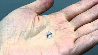 Dieser Diamant aus Botswana verriet Wissenschaftlern, dass in mehr als 600 Kilometern Tiefe erhebliche Mengen an Wasser im Gestein gespeichert sind. (Bild: Tingting Gu, Gemological Institute of America, New York, NY, USA)