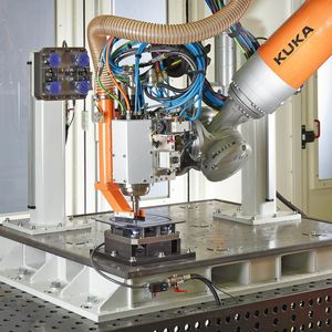 Die Prozesse für die Bearbeitung von Leichtbaumaterialien können durch roboterbasierte Lösungen wirtschaftlicher gestaltet werden.