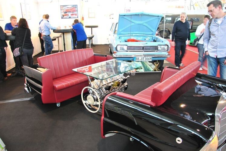 Ihnen sind die Couchtisch- und Sofamodelle von XXL zu banal und zu wenig autoaffin? Es gibt Firmen, die können in solch einem Fall weiterhelfen! (Foto: Dominsky)