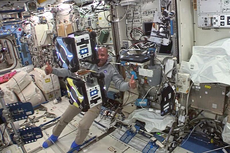 Auf der ISS: US-Astronaut Victor Glover beim erfolgreichen Andocken von zwei Astrobees am 28. Dezember 2020.  (IRAS/TU Braunschweig)