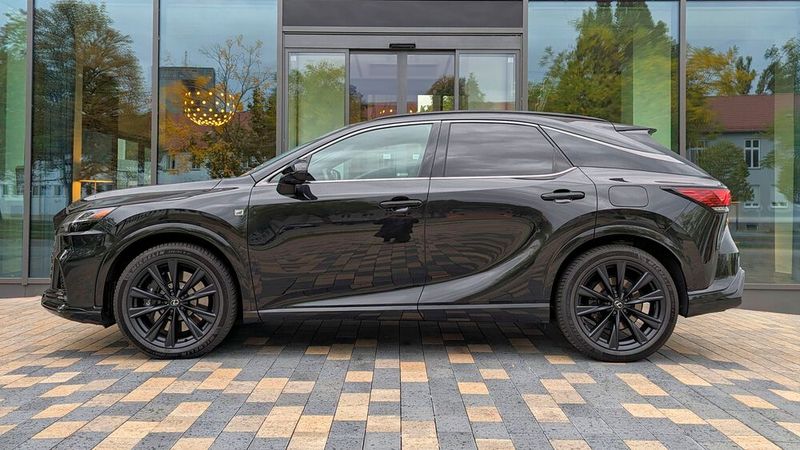 2. Das Design: Zur markanten Optik tragen die im Vergleich zum Vorgänger verlängerte Motorhaube, die weiter nach hinten versetzte A-Säule und ein um 60 Millimeter verlängerter Radstand bei. Die D-Säule besitzt optisch keine Verbindung zum Karosseriekörper und lässt das Dach scheinbar schweben. Besonders die stark ausgeformte C-förmige Linie in der hinteren Tür macht das Design sportlich und dynamisch. (Bild: Rosenow – VCG)