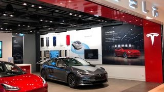 Tesla muss wegen der Corona-Pandemie sparen. Dabei fasst der Hersteller auch die Mieten seiner Stores ins Auge. (Bild: Seyerlein/»kfz-betrieb«)