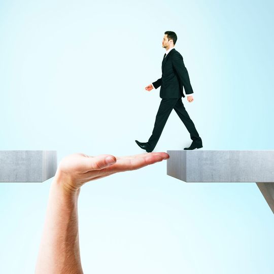 ELN will für seine 850 Teilnehmerbetriebe im Fahrzeughandel eine Brücke bauen, um die Krise besser bewältigen zu können.(Bild:  ELN)