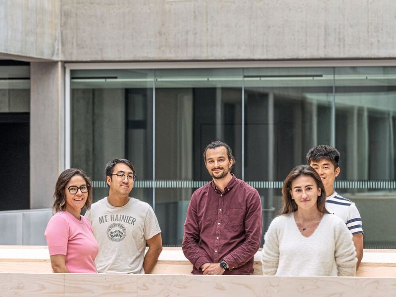 Das Forschendenteam im Microrobotic Bioengineering Lab (v.l.): Berna Özkale Edelmann, Andrew Shin, Philipp Harder, Nergishan İyisan, Chen Wang. 