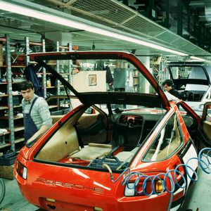 Bei der 928-Produktion, hier im Jahr 1981, hat es längst Einzug gehalten.(Bild:  Porsche AG)