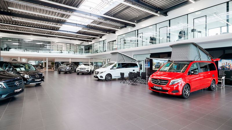 Der 800 Quadratmeter große Schauraum bietet viel Platz für Transporter, Vans und Reisemobile. (Bild: Herbrand)