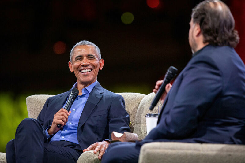 Wenn es nach Salesforce geht, ist Ex-Präsident Barack Obama immer noch im Amt. 2018 gab Obamas Frau Michelle ein ausverkauftes Gastspiel. Hier sitzt Obama ganz entspannt im Kamingespräch mit Marc Benioff. (Salesforce )