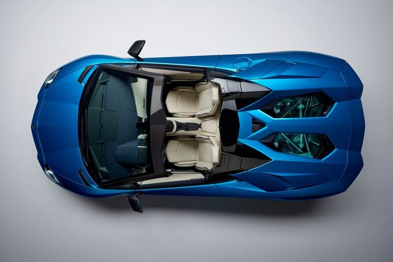 Im Heck des Aventador Roadster S wummert ein V12 mit 740 PS. (Lamborghini)