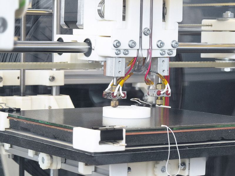Für die generative Fertigung von Bauteilen aus Kunststoff können Technologien wie FDM, Polyjet oder Lasersintern eingesetzt werden. (Bild: Stefanie Michel)