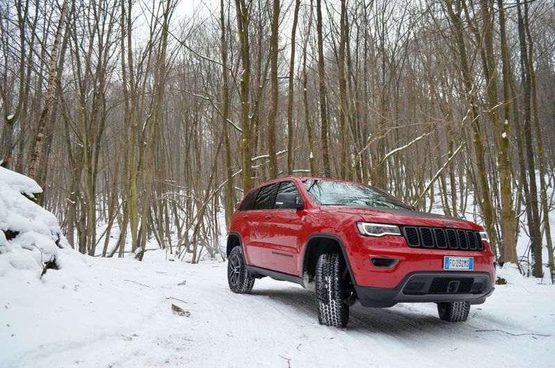 So hat der Trailhawk serienmäßig die Luftfederung „Quadra-Lift“ mit fünf Einstellstufen an Bord, die ihm zudem etwa 15 Millimeter mehr Bodenfreiheit verschafft, ... (Rehberg / »kfz-betrieb«)