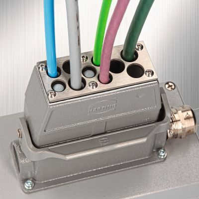 Bild 2: Beispiel für die Integration der Kabeldurchführungsplatte. Das Steckverbinder-Gehäuse von Harting ist mit einer individuellen Kabeleinführung ausgestattet.(Bild:  Murrplastik)