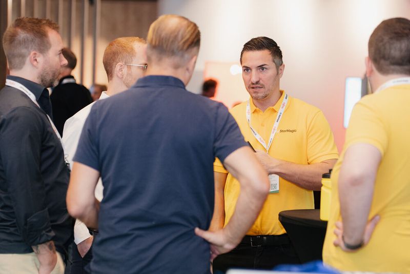 Mario Onate von StorMagic mit seinen Kollegen und Gesprächspartnern. (Bild: Manuel Emme Fotografie/Vogel IT-Akademie)