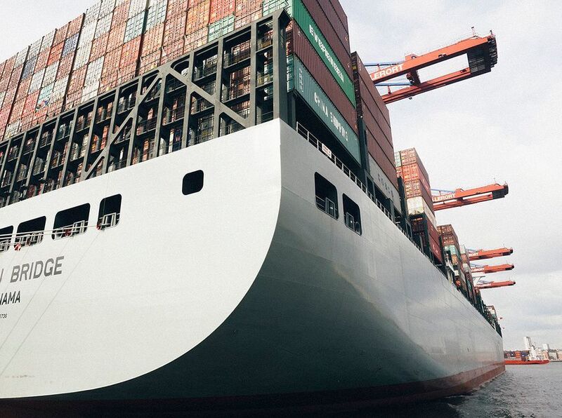 Containerschiff im Hafen: Schiffe wie dieses sollen künftig mit einem Condition-Monitoring-System ausgestattet werden.  (gemeinfrei)