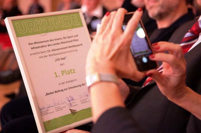 Die 115-App gehört zu den Gewinnern des diesjährigen 13. eGovernment-Wettbewerbs. Die Entwicklung der mobilen Anwendung siegte in der Kategorie „Bester Beitrag zur Umsetzung der Nationalen eGovernment-Strategie (NEGS)“. Die 115-App wird auf Initiative des IT-Planungsrats unter der Federführung des Landes Rheinland-Pfalz in Zusammenarbeit mit den Ländern Sachsen und Sachsen-Anhalt, der Metropolregion Rhein-Neckar, der Stadt Köln und des Bundes entwickelt. Mit ihr sollen die Nutzungsmöglichkeiten der 115 in Zukunft über den telefonischen Service hinaus ausgebaut werden. (Foto: BMI)