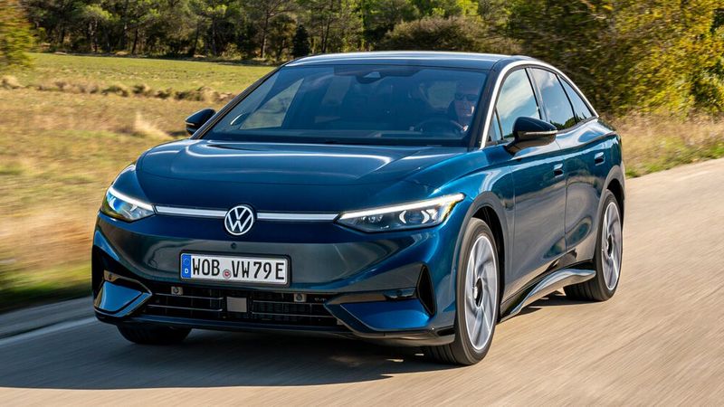 Die Karosserie der coupé-ähnlichen, knapp fünf Meter langen Limousine wurde extrem auf Aerodynamik und Effizienz ausgelegt.(Bild:  VW)