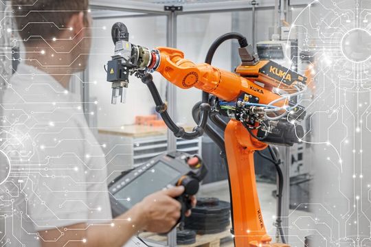 Roboter entwickeln sich von programmierbaren Maschinen zu intelligenten Kollaborateuren, die lernen, sich anpassen und sicher Seite an Seite mit Menschen arbeiten können.(Bild:  Kuka)