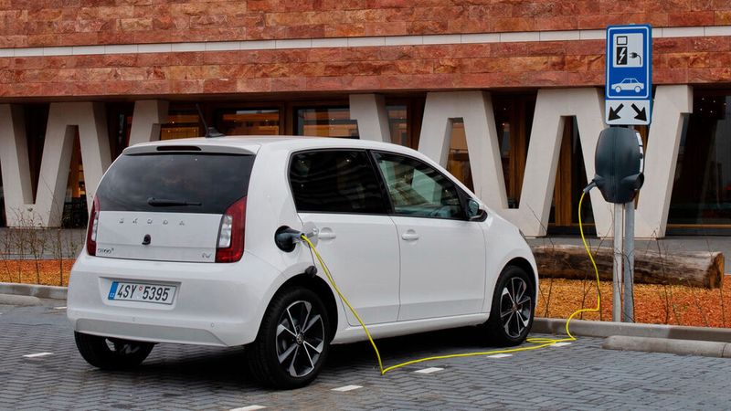 Viele Elektroautos haben in Deutschland aktuell sehr lange Lieferzeiten oder sind gar nicht erst bestellbar.(Bild:  Skoda)