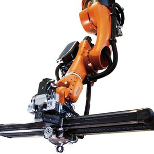 Die ultraflache achtachsige Kuka Cobra „schlängelt“ sich ins Pressenwerkzeug hinein und beschleunigt damit die Beladung und Entnahme der Pressteile.