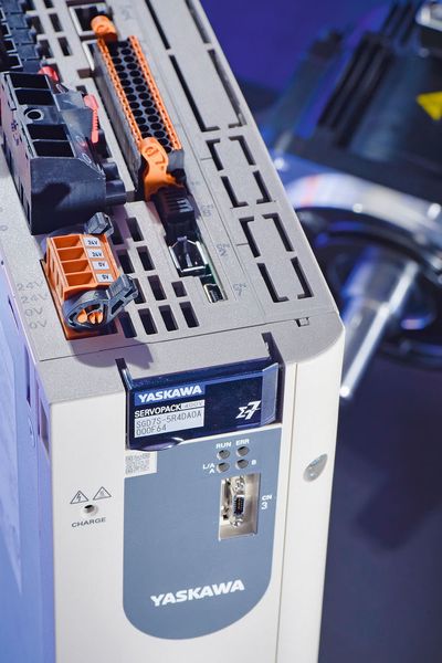 Dank des Gehäusedesigns können platzsparend mehrere Servoverstärker nebeneinander im Schaltschrank verbaut werden. (Bild: Yaskawa)