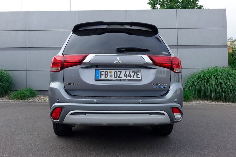 Die Batterie hat jetzt eine Kapazität von 13,8 Kilowattstunden, das sind 1,8 Kilowatt mehr als bisher. 54 Kilometer soll der Outlander damit rein elektrisch zurücklegen. (Jens Scheiner/»Automobil Industrie«)