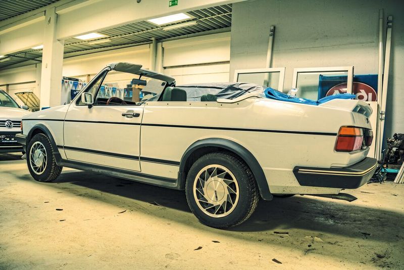 Sieht auf den ersten Blick fast wie ein Saab 900 Cabriolet aus. Doch die Basis für diesen Umbau war der VW Jetta. (Bild: VW)