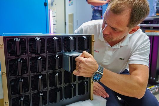 Hybridkühlung: Einschiebbare Lüfter an der Vorderseite der GPU-Server...(Bild:  Deutsche Telekom AG / Cindy Albrecht / Robert Dieth)