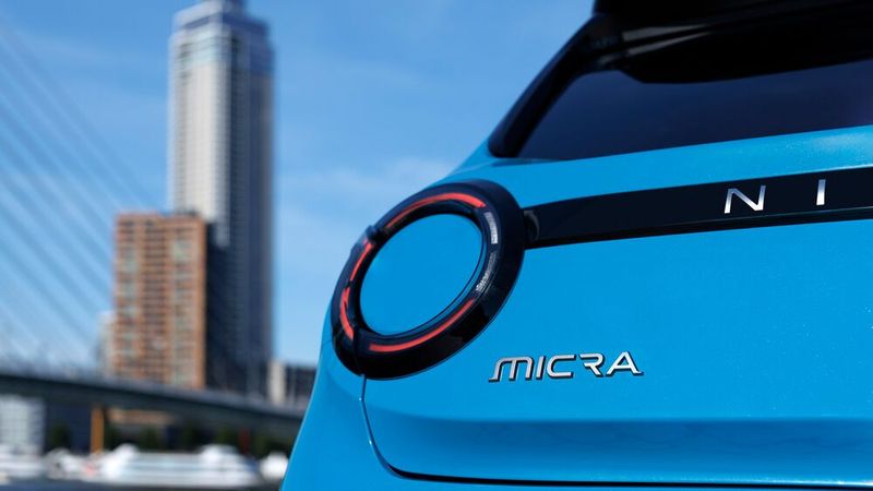 Die runden LED-Rückleuchten werden durch eine kräftige Spange mit dem Markennamen verbunden (Bild: Nissan)