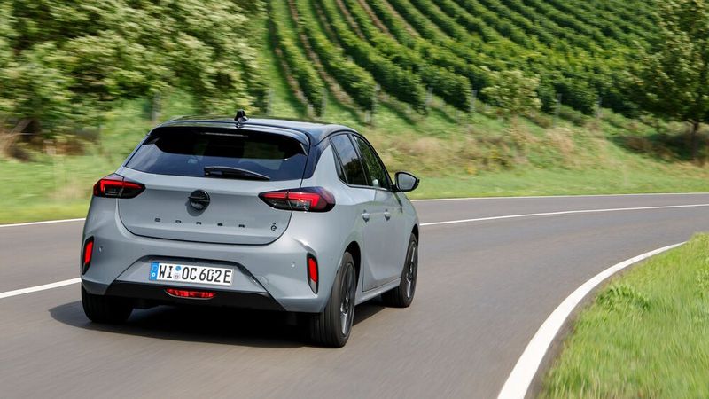 Hinten steht der Namenszug „CORSA“ jetzt groß auf der Heckklappe. (Bild: Opel)