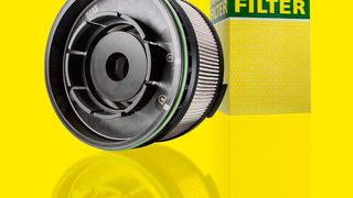 Die Kraftstofffiltereinsätze  PU 11 001 z und PU 11 002 z sitzen mit einem Bajonettanschluss im Filtergehäuse. (Mann-Filter)