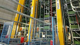 Auf den Hubwagen der Regalbediengeräte im Hochregallager von SEW-Eurodrive befinden sich je zwei Barcode-Scanner, die sicherstellen, dass Ladeeinheit und Ladeeinheitsdaten identisch sind. Bild: Mlog (Archiv: Vogel Business Media)