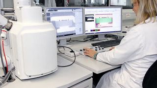 Bild 1: Messplatz mit Elektronenmikroskop und Energiedispersive Röntgenspektroskopie-Detektor bei Zollner Elektronik (Bild: Zollner Elektronik)