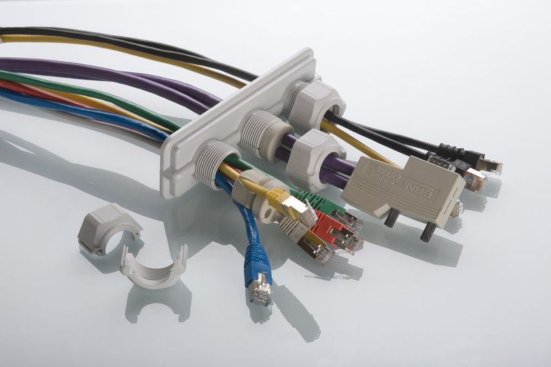 In die geteilte Rahmenplatte sind drei Kabelverschraubungskörper integriert, in die sich über 100 verschiedene geschlitzte, geteilte oder Standard-Dichteinsätze aus dem UNI Dicht-Programm einsetzen lassen.  (Bild: Pflitsch)