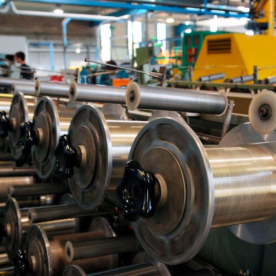 Nicht nur in der Produktion, wie hier bei der Herstellung von Kabeln, versucht man, durch Operational Excellence die Kosten zu senken.(Bild:  Guenter E. Bergmann)